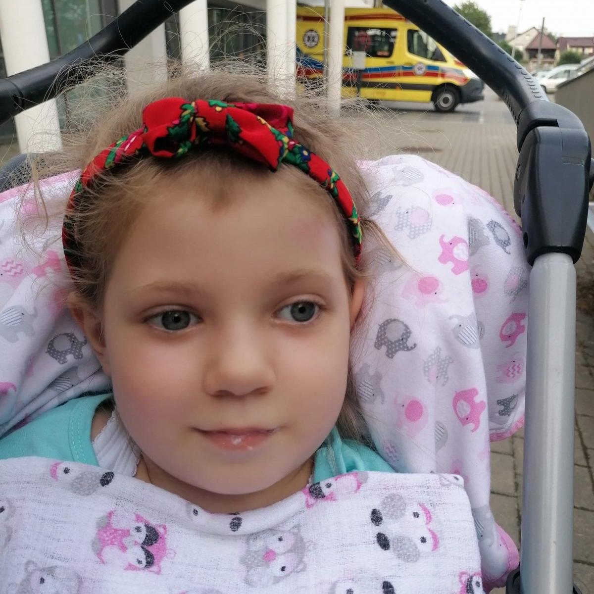 Zbiórka na rehabilitację Emilki Favarin trwa. Jak na razie zebrano niecałe 60 tysięcy. Potrzeba jeszcze prawie 4 razy tyle. <br/>fot.archiwum rodzinne