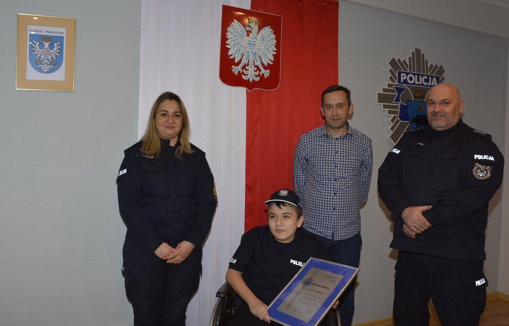 Przemyscy policjanci po raz kolejny pokazali, że mają wielkie serce. Jak podają, cieszą się, że mogli brać udział w tym spotkaniu i małymi gestami przyczynić się do spełnienia wielkiego marzenia Gabrysia.<br/>fot.KMP Przemyśl
