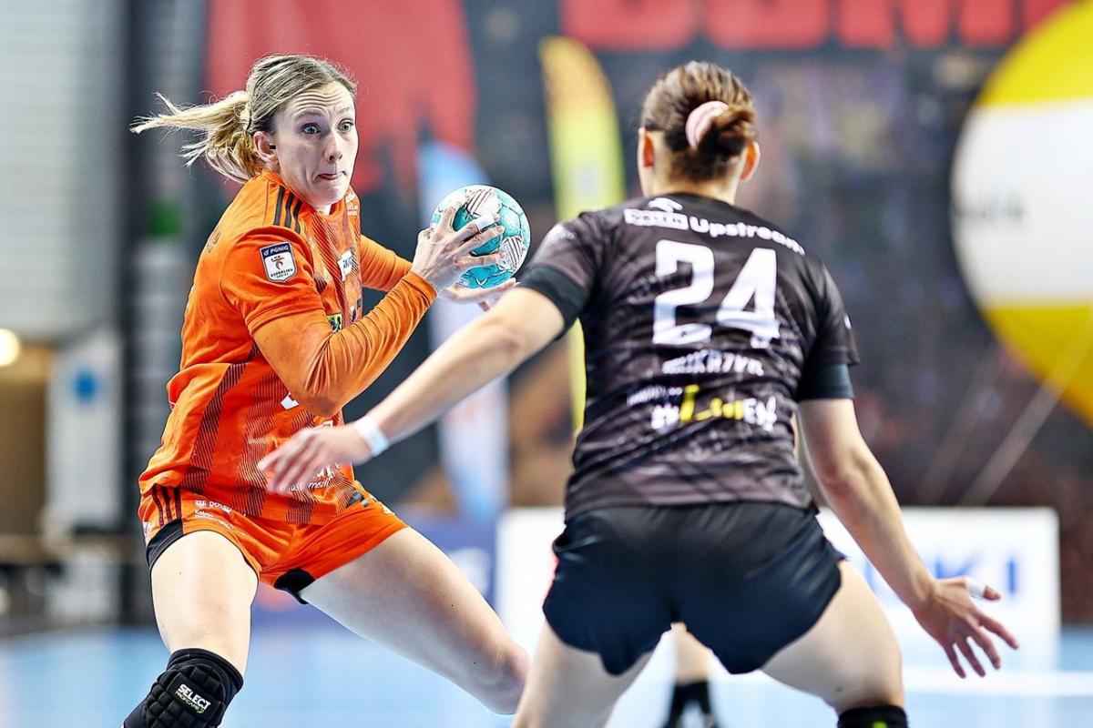 Karolina Kochaniak-Sala (z piłką) została wybrana MVP (najwartościowszą zawodniczką) meczu Zagłębia Lubin z Eurobud JKS Jarosław. Zupełnie zasłużenie, bo była poza zasięgiem rywalek.<br/>fot.PGNiG Superliga Piłki Ręcznej Kobiet
