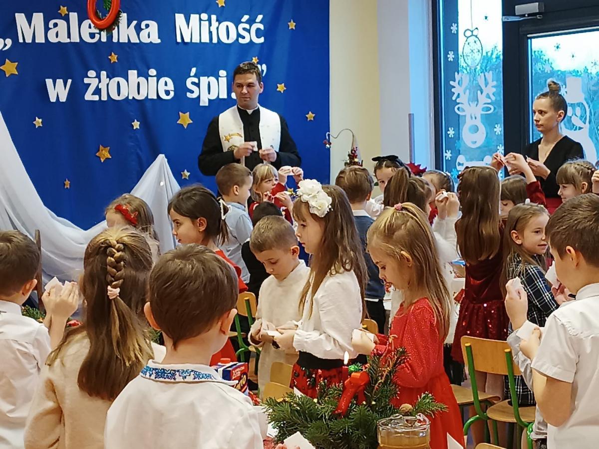 Symboliczne przełamanie się opłatkiem nawet dla parolatków było wyjątkowym momentem podczas świątecznego spotkania.<br/>fot.archiwum autora