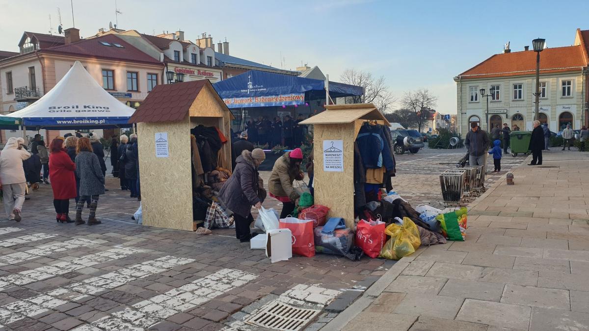Ciepła Szafa stanęła w Rynku, aby służyć osobom w potrzebie.<br/>fot.Facebook  