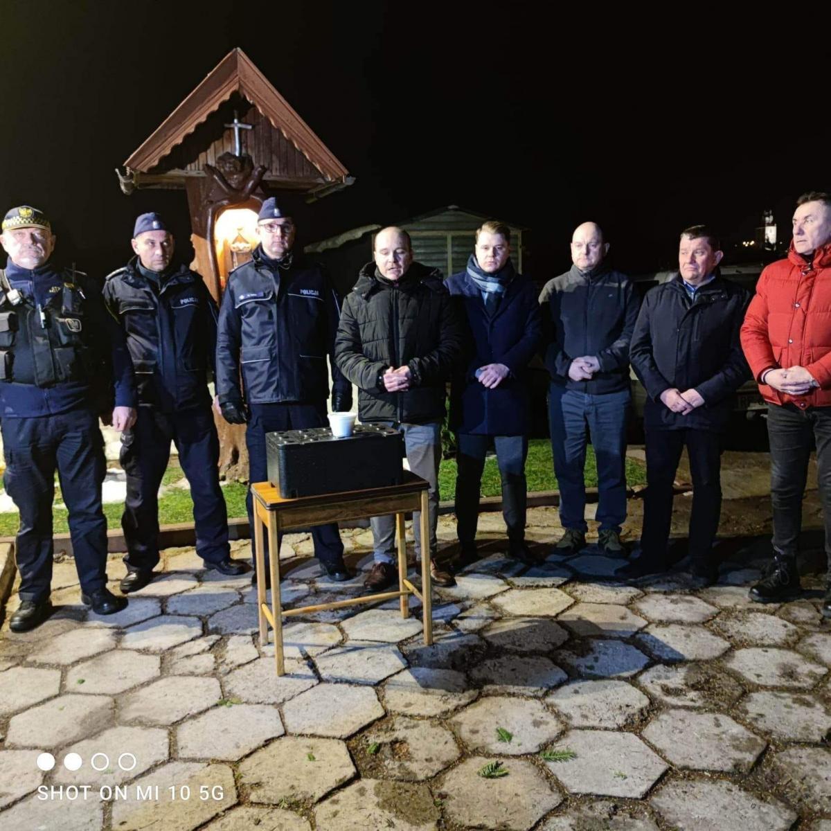 Inicjatorami akcji są przemyscy radni: Andrzej Berestecki, Maciej Kamiński i Janusz Zapotocki, ale włączyło się do niej wiele instytucji i osób prywatnych.<br/>fot.ze zbiorów własnych
