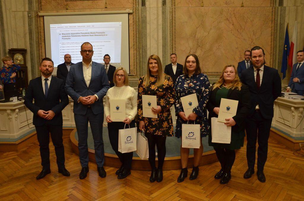 Podczas ostatniej sesji Rady Miejskiej w Przemyślu prezydent miasta W. Bakun, przewodniczący rady Robert Bal oraz rektor PANS dr Paweł Trefler wręczyli czterem studentkom przemyskiej uczelni dyplomy, potwierdzające przyznanie im owego stypendium.<br/>fot.UM Przemyśl  