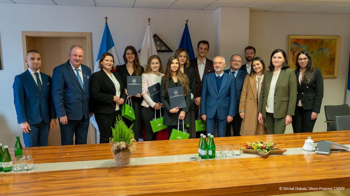 Laureaci konkursu na wspólnym zdjęciu z przedstawicielami samorządu województwa.<br/>fot.Biuro Prasowe UMWP  
