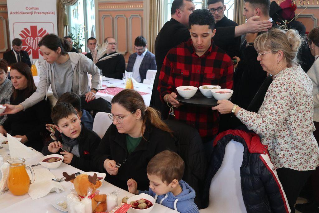 Wigilia dla uchodźców odbyła się w restauracji „Perła Przemyśla”, zlokalizowanej w budynku przemyskiego dworca kolejowego. 

<br/>fot.UM Przemyśl  