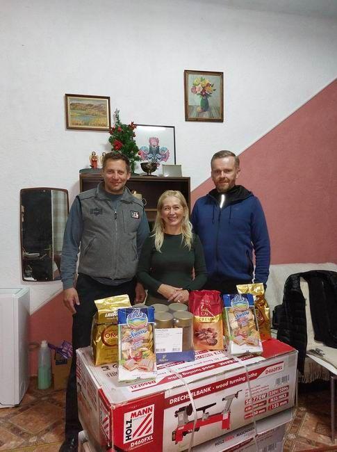 Po kilku godzinach oczekiwania na przejściu granicznym przedstawicielom Stowarzyszenia Na Rzecz Jakości Życia udało się bezpiecznie dotrzeć do Stebnika na Ukrainie i dostarczyć ukraińskiemu partnerowi sprzęt do prowadzenia warsztatów dla osób niepełnosprawnych oraz artykuły spożywcze.<br/>fot.materi