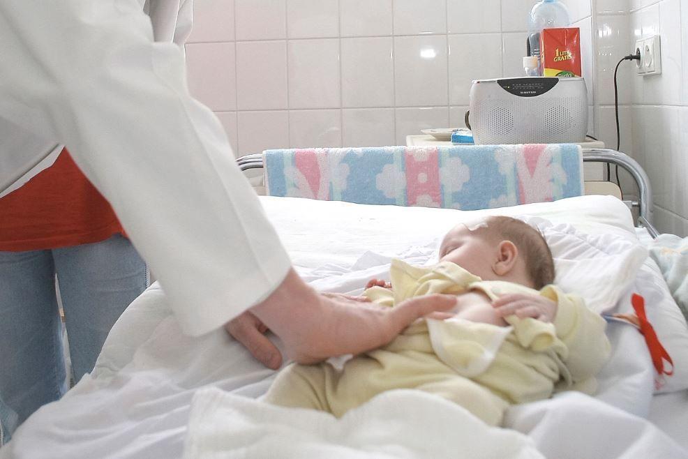 Oddział Chorób Dzieci z Pododdziałem Pulmonologii Dziecięcej przemyskiego szpitala ma pełne obłożenie i szpital musi wykorzystywać dostawki. <br/>fot.archiwum ŻP