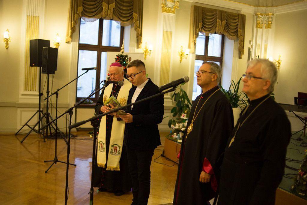 Zgromadzonych na spotkaniu opłatkowym pobłogosławili hierarchowie – ks. abp Eugeniusz Popowicz, metropolita archidiecezji przemysko-warszawskiej obrządku greckokatolickiego i ks. abp Adam Szal, metropolita archidiecezji przemyskiej.  <br/>fot.UM Przemyśl  