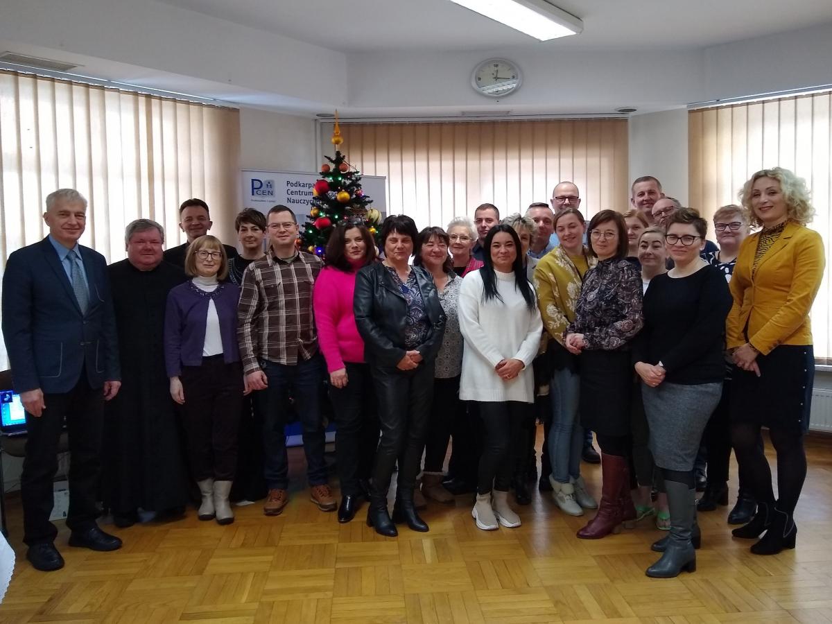 Pracownicy przemyskiego PCEN-u na wspólnym zdjęciu. – Mijający rok to nie tylko liczne przedsięwzięcia metodyczne. Począwszy od lutego 2022 roku, pod troskliwym okiem pracowników placówki, schronienie znalazły w niej uciekające przed wojną na Ukrainie kobiety i dzieci – informuje dyrektor PCEN w Prz