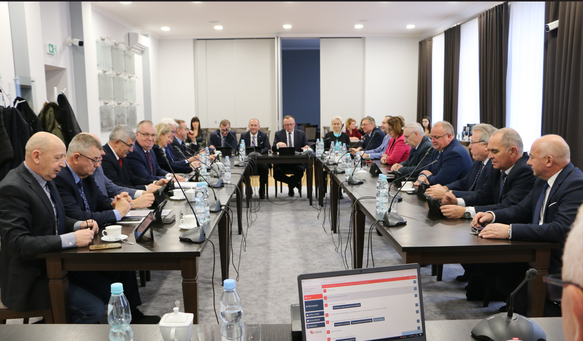 Podczas sesji rady powiatu uchwalono zmiany i przesunięcia budżetowe, aby jak najlepiej wykorzystać środki, które pozostały do rozdysponowania w 2022 roku.<br/>fot.powiat jarosławski
