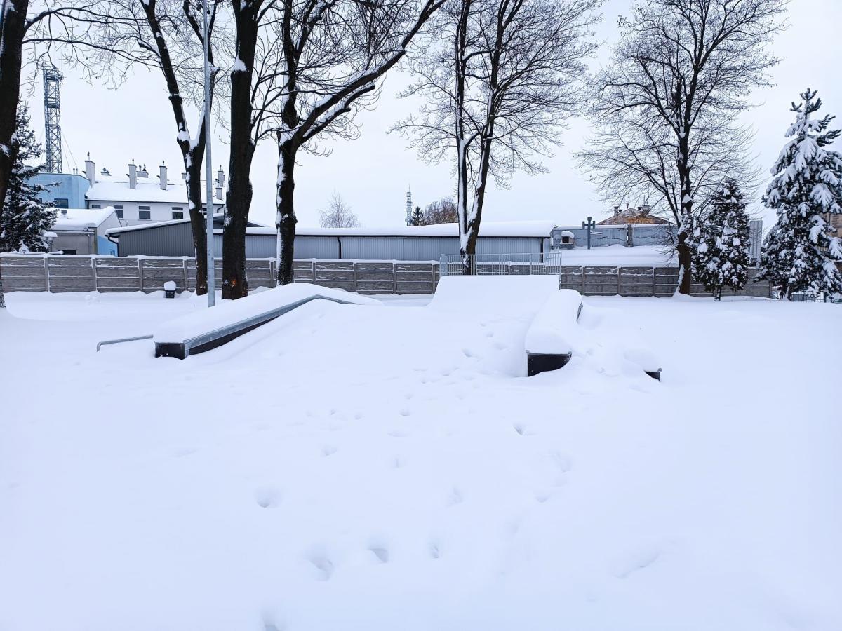 Realizacja robót związanych z instalacją sprzętu odbywała się na parę dni przed wzmożonymi opadami śniegu. Tydzień temu skatepark wyglądał tak. Zainteresowani czekają na odwilż i możliwość przetestowania nowej przestrzeni. <br/>fot.archiwum autora