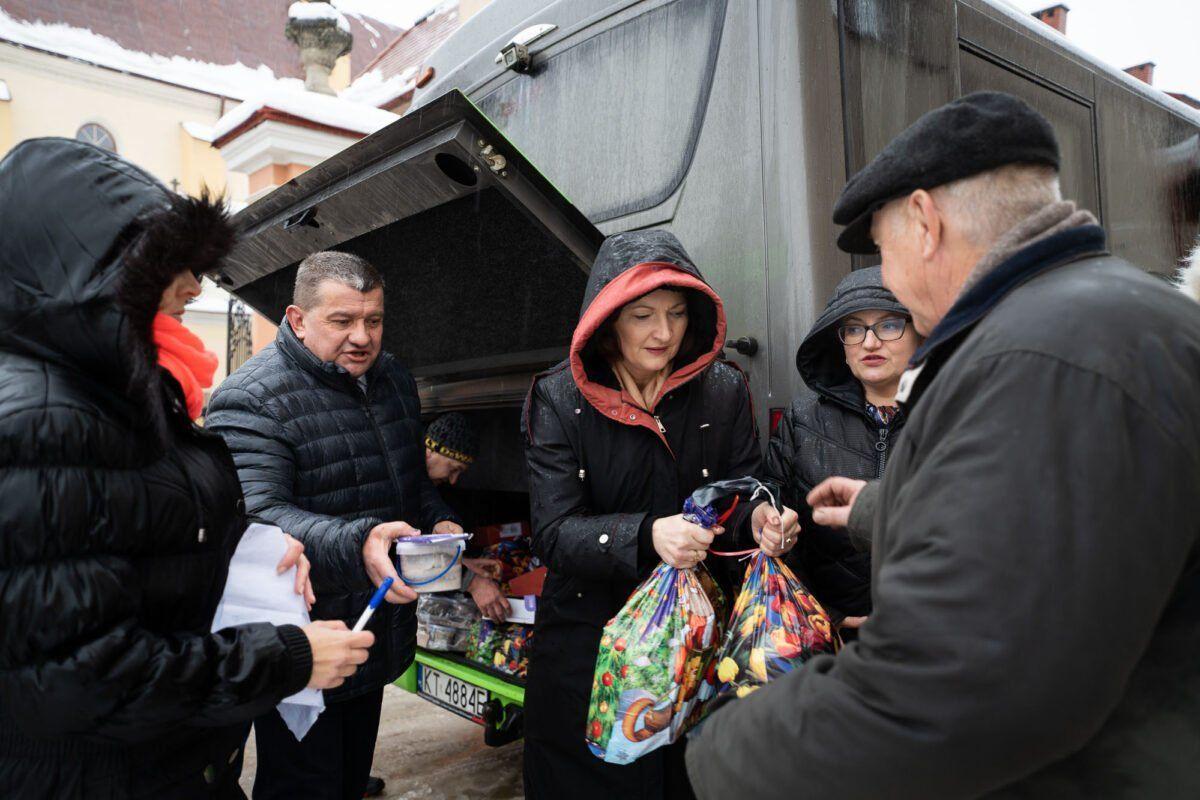 Część darów pozyskanych w wyniku zbiórki „Polakom Na Ukrainie” 16 grudnia dotarła m.in. do Mościsk w obwodzie lwowskim. W akcji przekazania ich polskim mieszkańcom tamtych terenów wzięli udział wojewoda podkarpacki Ewa Leniart oraz prezes przemyskiego oddziału Polskiego Towarzystwa Walki z Kalectwem