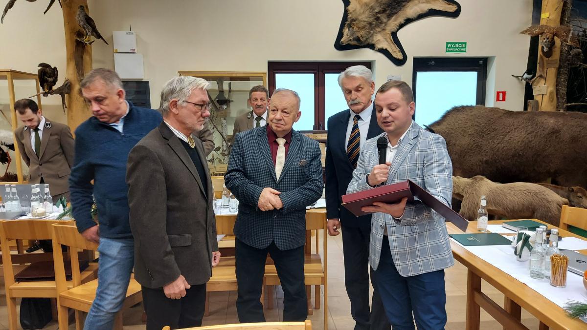 Wzruszającym akcentem, kończącym spotkanie, było uhonorowanie okolicznościowym grawertonem Marka Bajdy, emerytowanego nadleśniczego i przewodniczącego radu powiatu bieszczadzkiego. Grawerton wręczyli starosta przemyski Jan Pączek, przewodniczący rady powiatu przemyskiego Wojciech Bobowski i wójt gmi