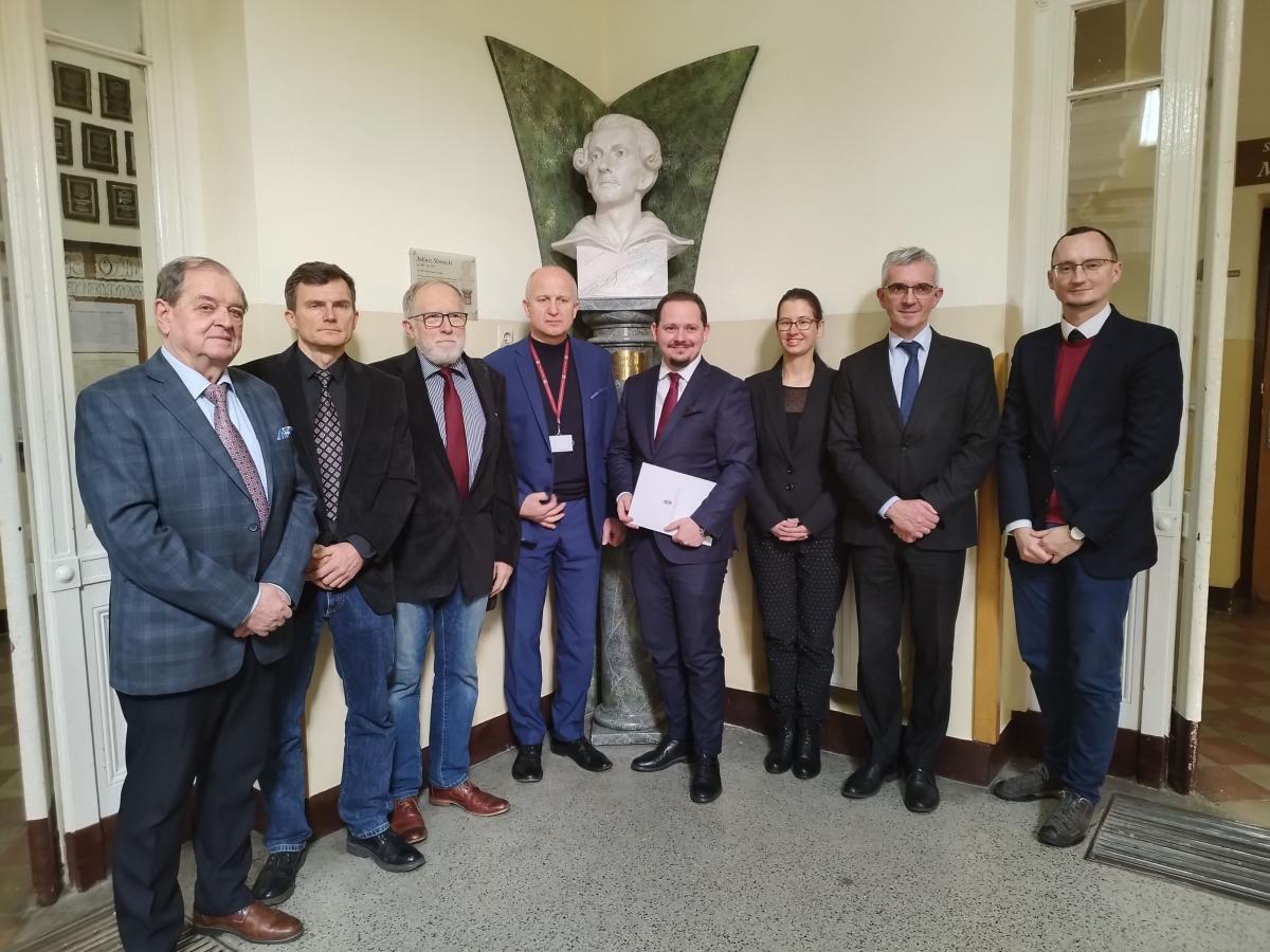 Zebrani goście w I LO. Od lewej: S. Sarzyński, T. Pomykacz, W. Wiglusz, T. Dziumak, T. Gerencser, N. Petneki, J. Jarosz, T. Pudłocki. 
<br/>fot.M. Głuszko