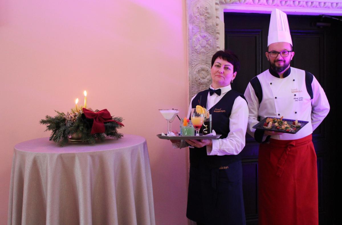 Kucharze, cukiernicy i barmani dołożą wszelkich starań, by każdy znalazł coś wyjątkowego dla siebie. Na sylwestrowych stołach królować będą dania kuchni dworskiej:; comber z jelenia w aromacie wędzonych śliwek i jałowca czy pasztet z dzika podany z konfiturą z pigwy i derenia. Goście będą mogli posm