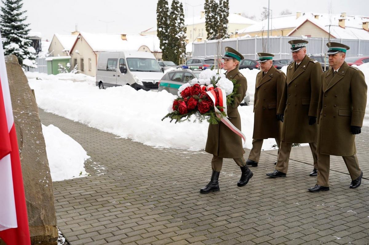 Złożenie kwiatów przed obeliskiem upamiętniającym patrona BiOSG. <br/>fot.serwis BiOSG