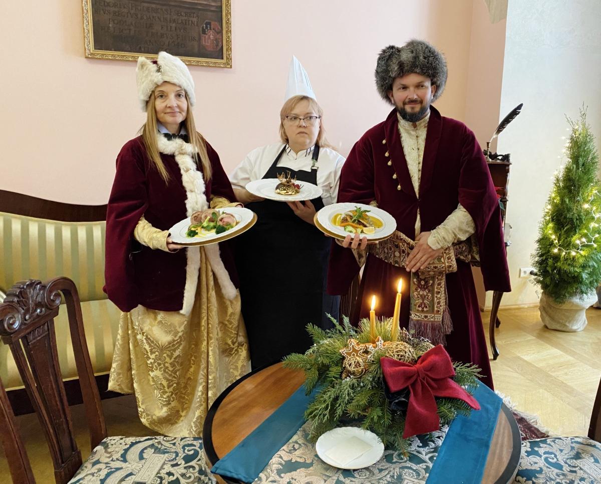 –Zamek w Krasiczynie na przestrzeni wieków zamieszkiwany przez znamienite rody magnacko- szlacheckie, to nie tylko piękna bryła architektoniczna, pomnik historii, ale też dom rodzinny, w którym kultywowano tradycje, obchodzono święta. I w tym roku turyści, którzy zdecydują się odwiedzić krasiczyński