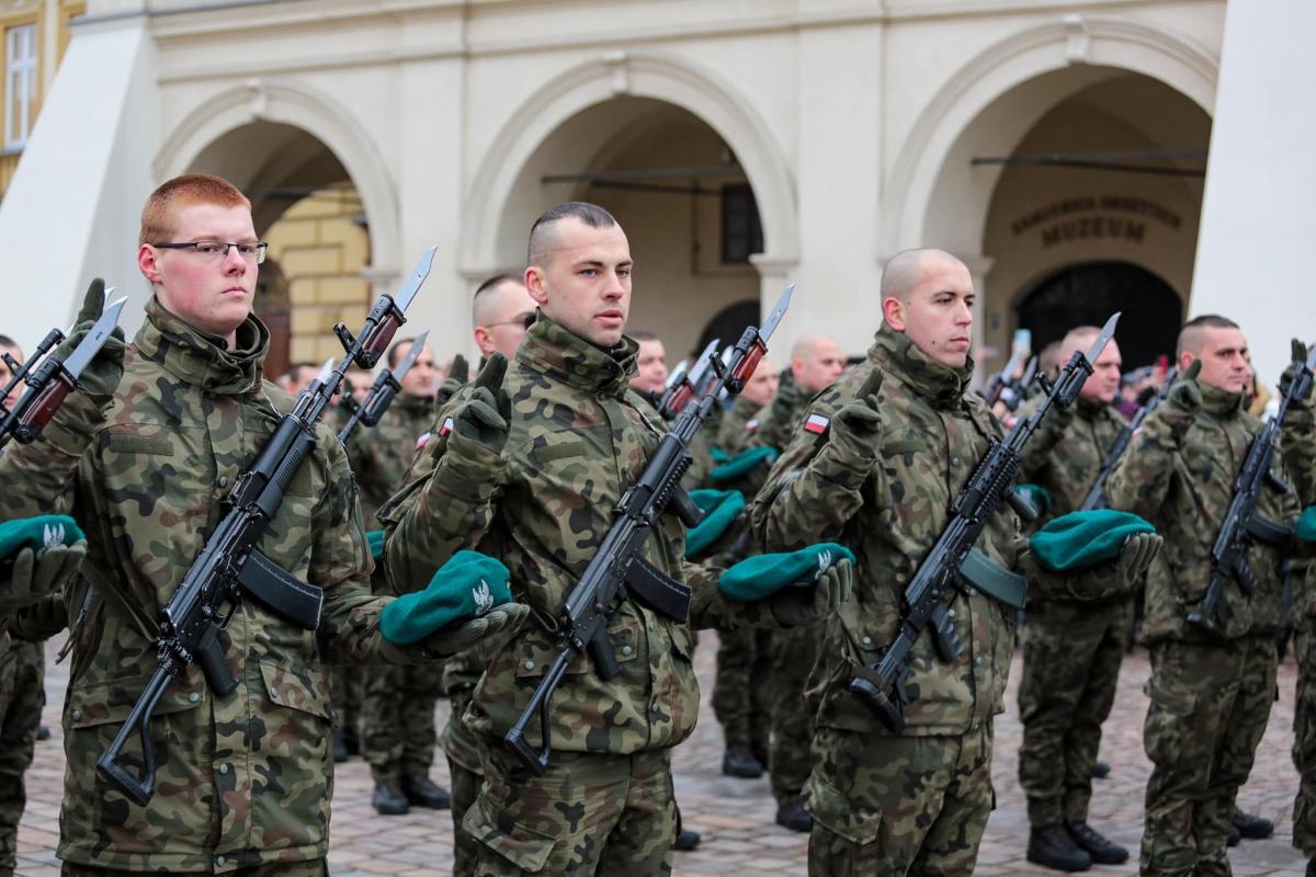 96 żołnierzy ochotników złożyło przysięgę wojskową na jarosławskim Rynku, dając tym samym wyraz swojemu patriotyzmowi. <br/>fot.jaroslawmiasto.pl