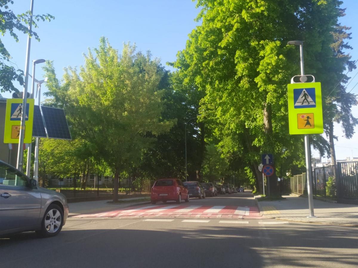 Tak wyglądają aktywne przejścia dla pieszych, które zainstalowano jeszcze latem. Przed końcem roku na terenie miasta powstanie jeszcze więcej wzniesionych przejść, które jednocześnie pełnią rolę progów zwalniających.<br/>fot.archiwum autora