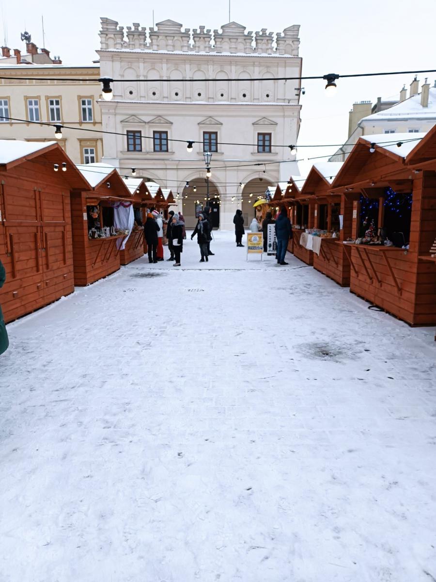 Nawet w czasie, kiedy w Rynku nie obywały się żadne zaplanowane atrakcje, mieszkańcy miasta przechadzali się między straganami.<br/>fot.archiwum autora