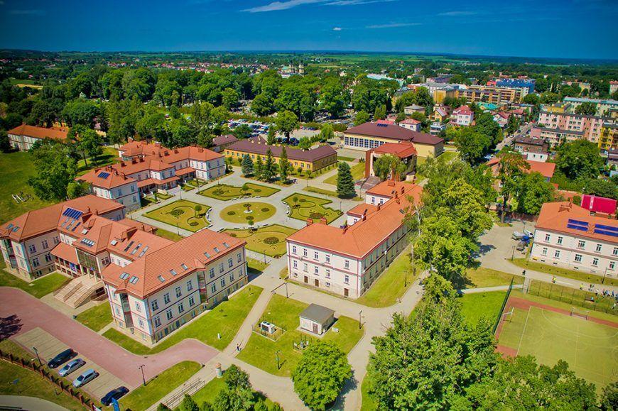 Obecnie w miejscu planowanej inwestycji znajduje się niezagospodarowany, pusty plac w sąsiedztwie budynku biblioteki, Instytutu Inżynierii Technicznej, Instytutu Ekonomii i Zarządzania oraz Instytutu Ochrony Zdrowia. <br/>fot.PWSTE w Jarosławiu
