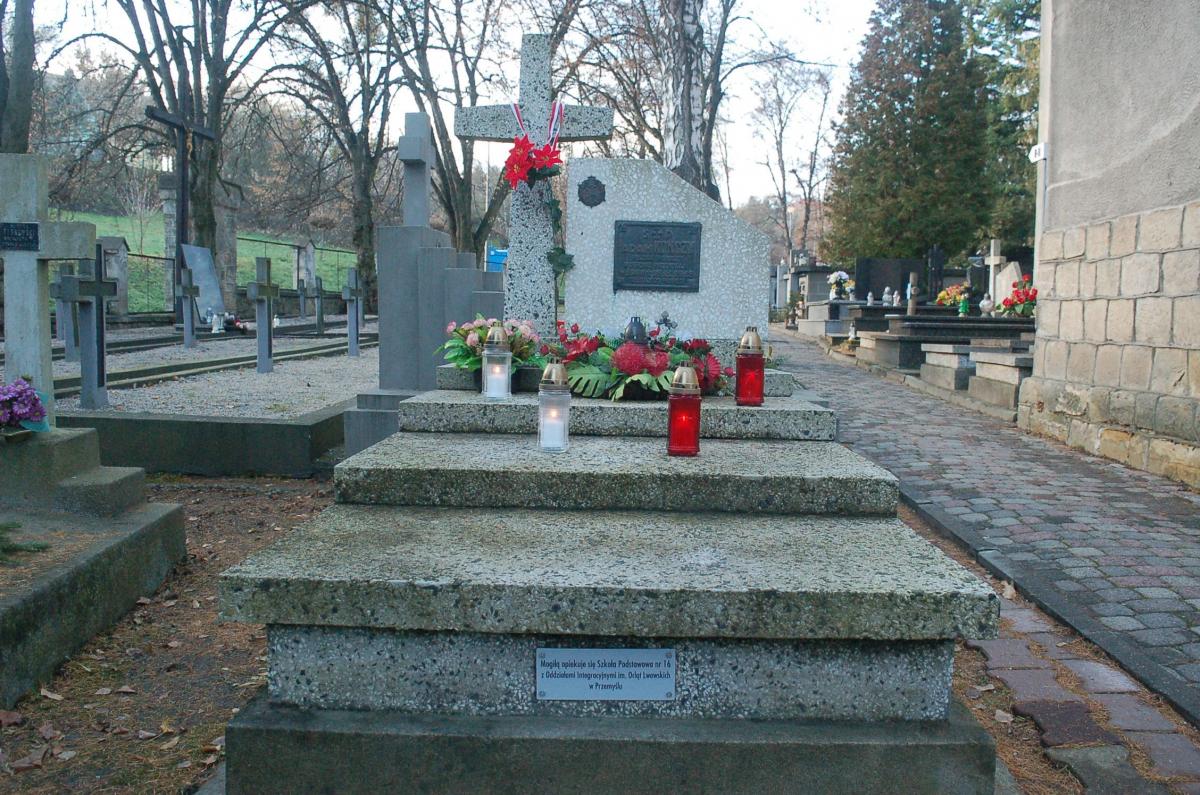 Grób Adama Kończego znajduje się na cmentarzu zasańskim, tuż przy kaplicy, w bezpośrednim sąsiedztwie pochowanych tam polskich żołnierzy-legionistów.<br/>fot.ze zbiorów własnych