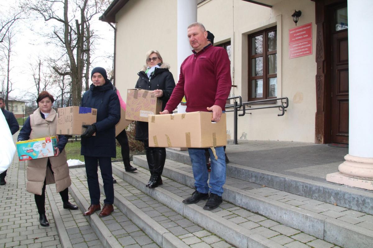 Przekazana pomoc w postaci paczek z żywnością adresowana była do polskich organizacji i szkół na Ukrainie.

<br/>fot.UG Lubaczów