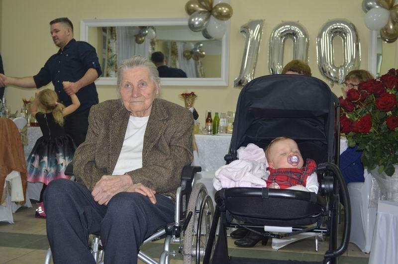 Stanisława Włoch z praprawnuczką.<br/>fot.archiwum rodzinne