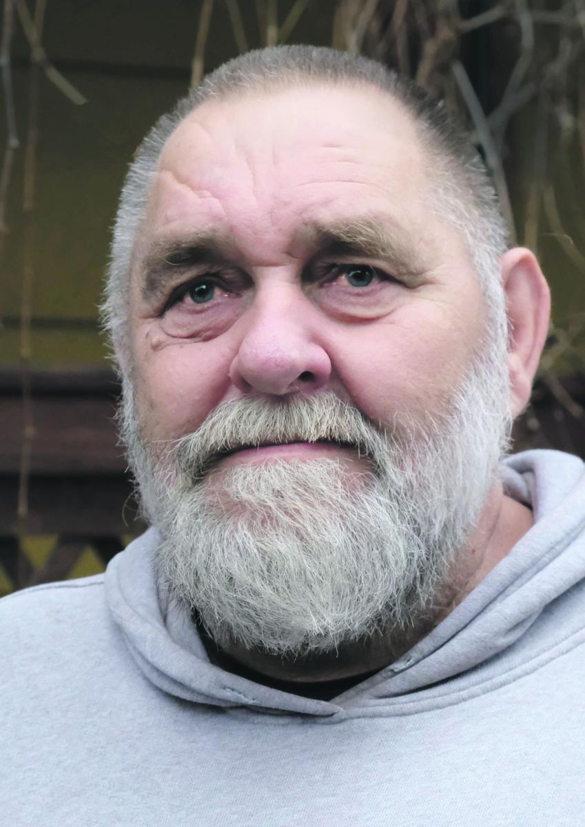 – Bo ja łysy hipis jestem. Wielu ludzi się wypiera teraz przynależności do tego ruchu. A ruch hipisowski w Polsce, w latach siedemdziesiątych, to było coś zupełnie innego niż na Zachodzie. Tam lewicowy, w Polsce – przynajmniej w tych kręgach, w których ja się obracałem – prawicowy. Kontestowaliśmy P