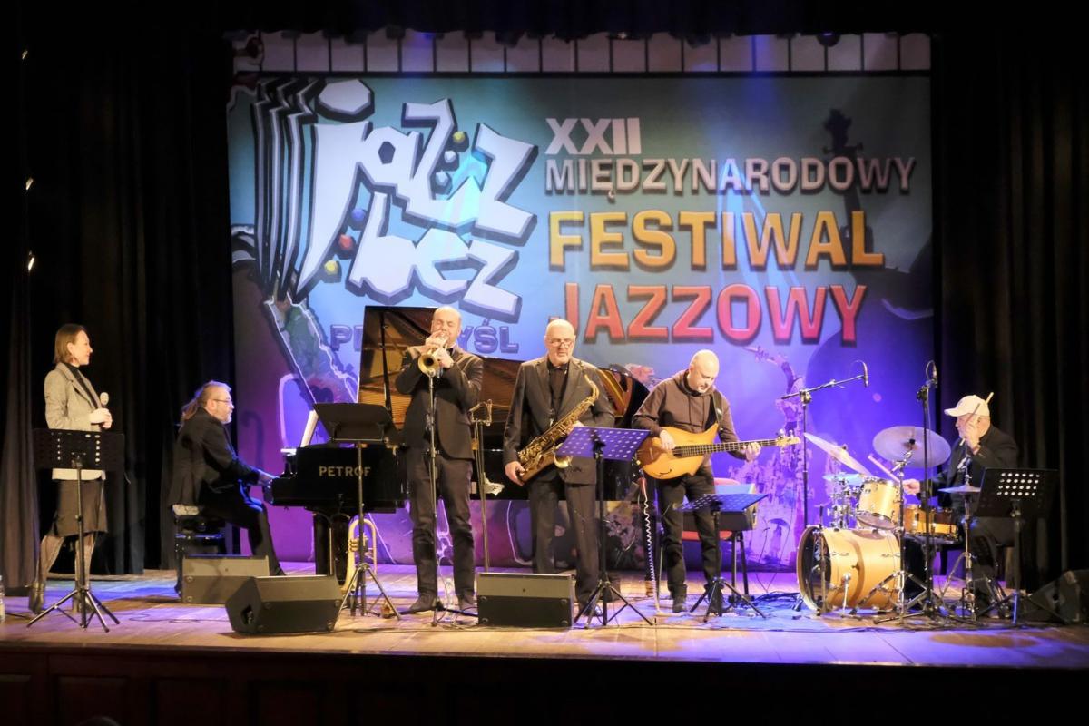 Koncert „International Jazz Family”. Od lewej: Tamara Lukasheva – wokal, Rafał Karasiewicz – fortepian, Adam Wendt – saksofon, Tomasz Kundyk – trąbka, Igor Zakus – bas, Kazimierz Jonkisz – perkusja.