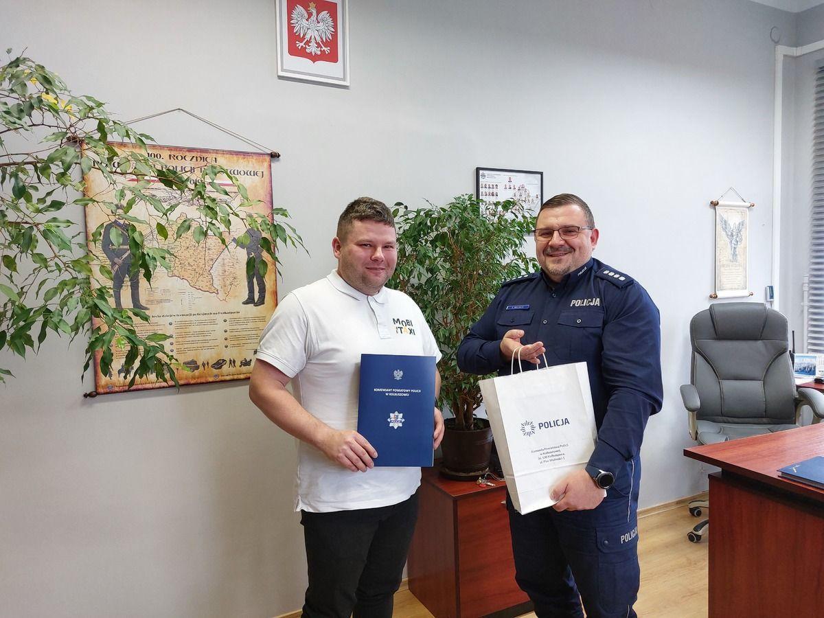 Komendant Powiatowy Policji w Kolbuszowej nadkom. Adam Mielnicki i p. Daniel.fot.KPP Kolbuszowa