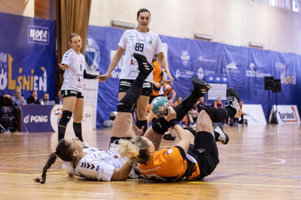 Twardej, zaciętej walki na parkiecie hali MOSiR przy ul. Sikorskiego w Jarosławiu nie brakowało.<br/>fot.PGNiG Superliga Piłki Ręcznej Kobiet