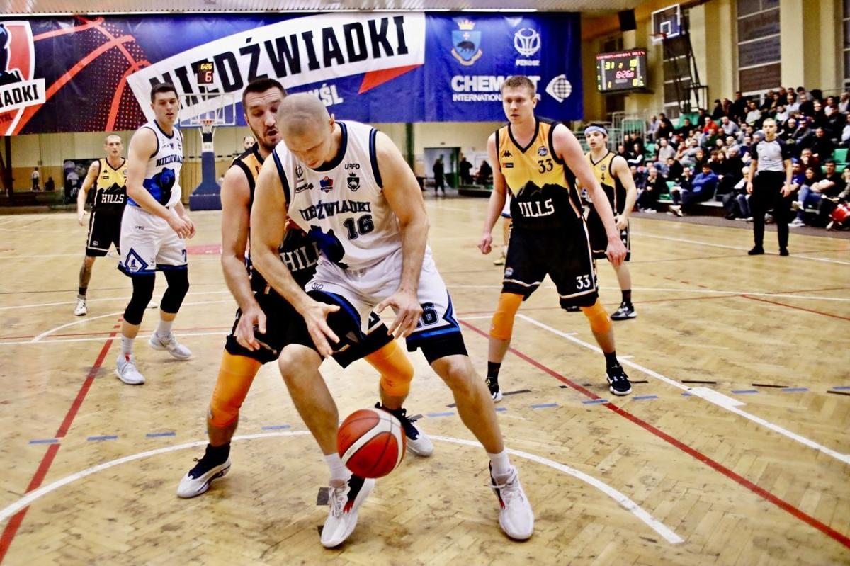 Rafał Kulikowski (nr 16) w niecałe 13 minut gry zdobył 14 punktów i miał 9 zbiórek. Jednej mu zabrakło do chyba najszybszego double-double w karierze.<br/>fot.Grzegorz Gajdzik