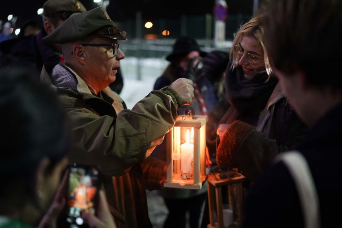 Harcerska brać, która spotkała się w niedzielny wieczór na granicy Polski i Ukrainy, nie tylko przekazała sobie Betlejemskie Światło Pokoju, ale i wspólnie zaśpiewała kolędy i złożyła świąteczne życzenia. 


<br/>fot.serwis BiOSG