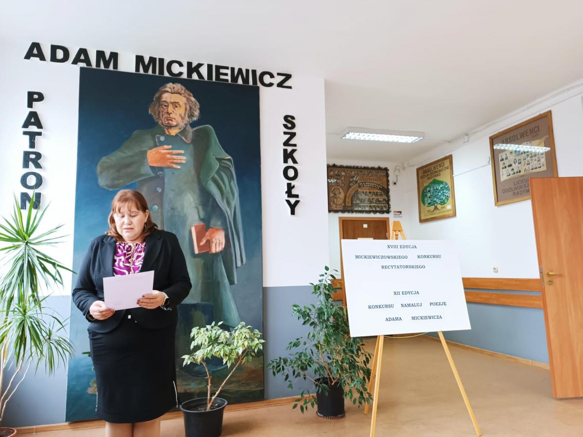 Uroczyste ogłoszenie wyników odbyło się obok ogromnej grafiki przedstawiającej patrona szkoły Adama Mickiewicza. Na zdjęciu dyrektor Małgorzata Czyż.<br/>fot.archiwum autora