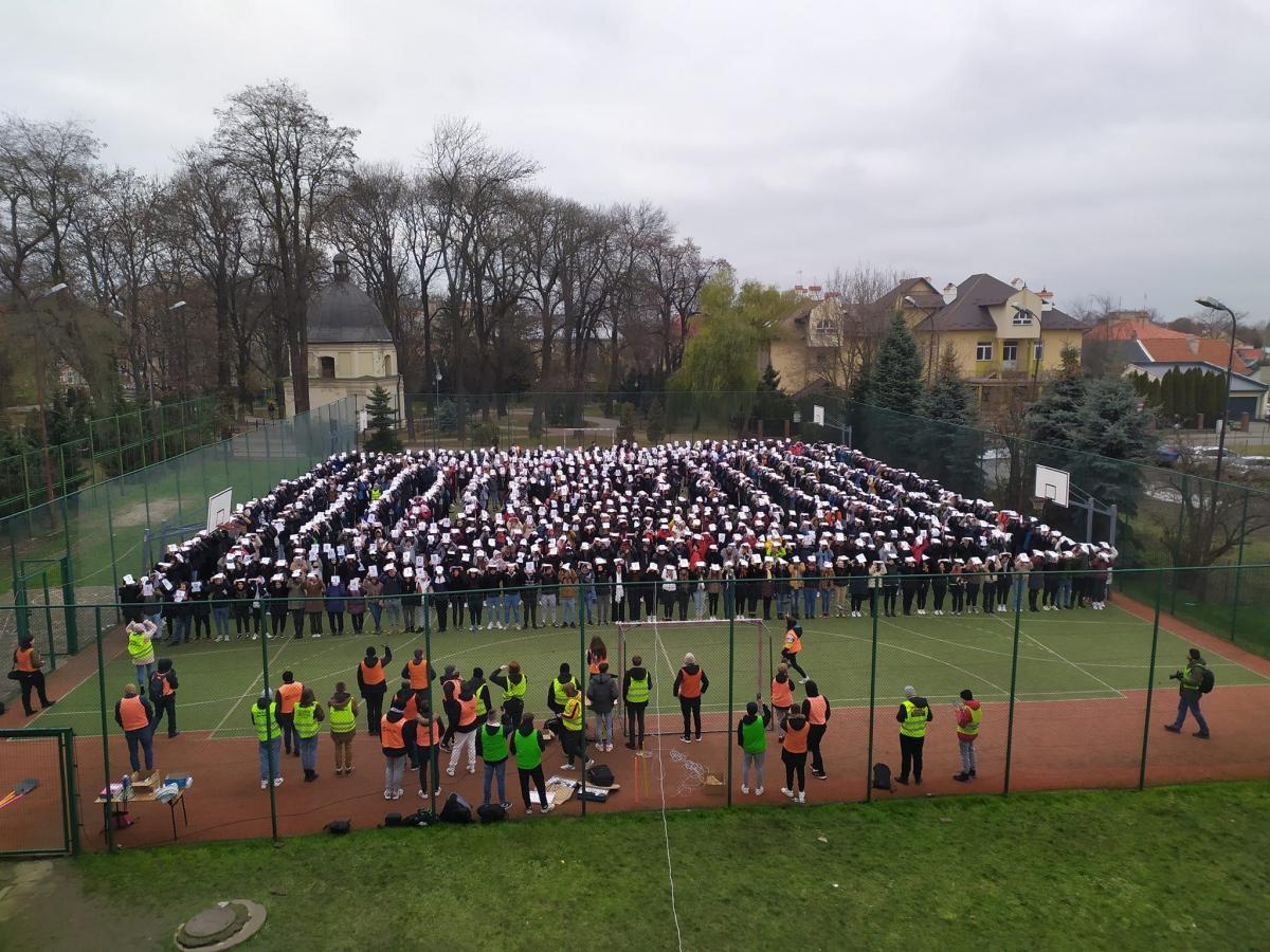 W biciu rekordu Guinnessa brały udział dwie szkoły – ZSTiO i ZSDGiL, nauczyciele oraz mieszkańcy miasta. Wydarzenie przebiegło zgodnie ze szczegółowymi wytycznymi biura rekordów. <br/>fot.Artur Tutka