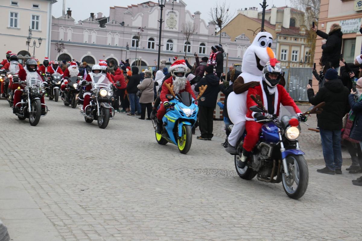 Kilkudziesięciu zmotoryzowanych św. Mikołajów wyruszyło w podróż po powiecie, by obdarować najbardziej potrzebujących małych mieszkańców okolicy.

<br/>fot.UM Jarosław