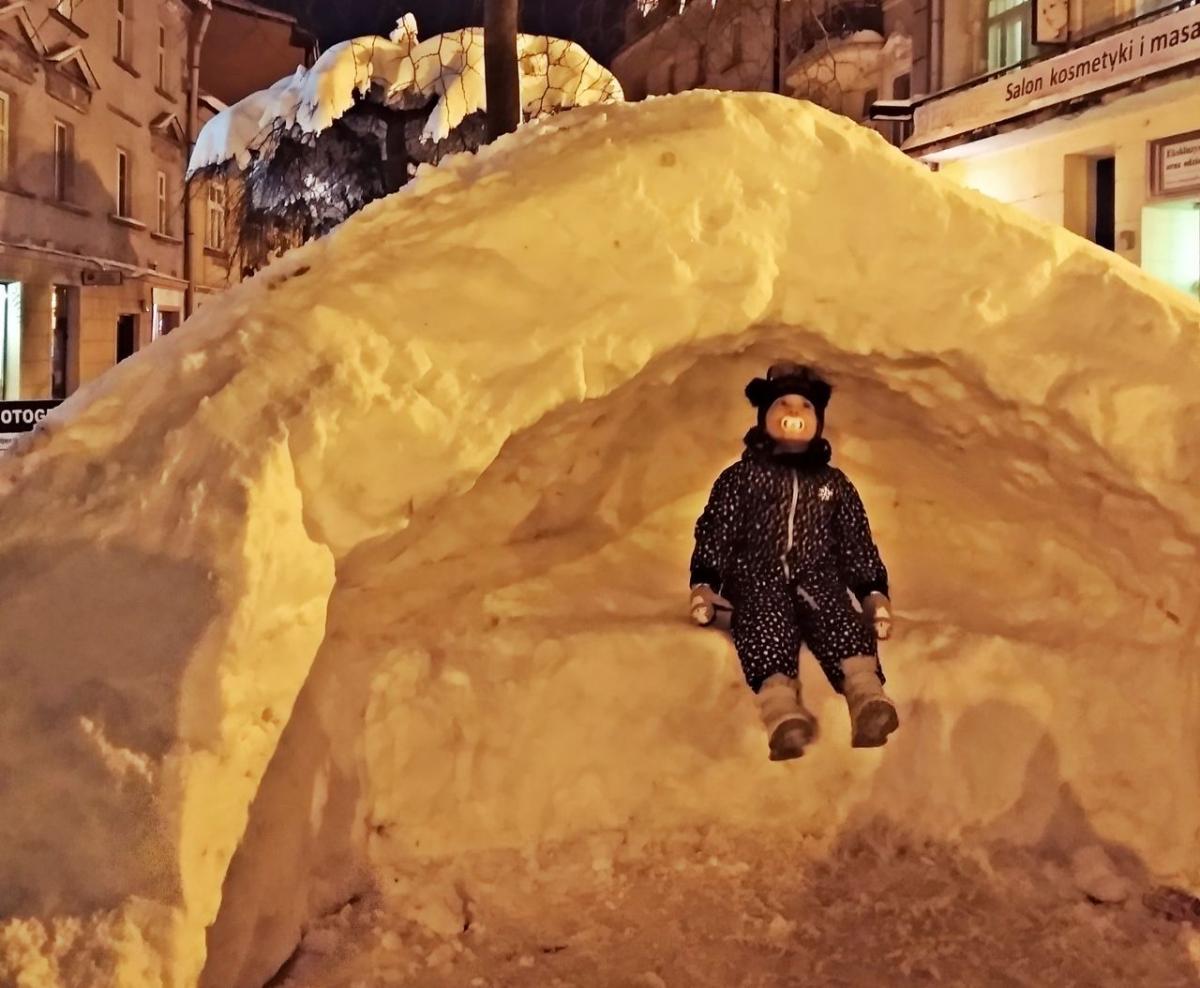 Ten niecodzienny widok igloo na Franciszkańskiej ciekawi i starszych, i młodszych.<br/>fot.Mariusz Godos