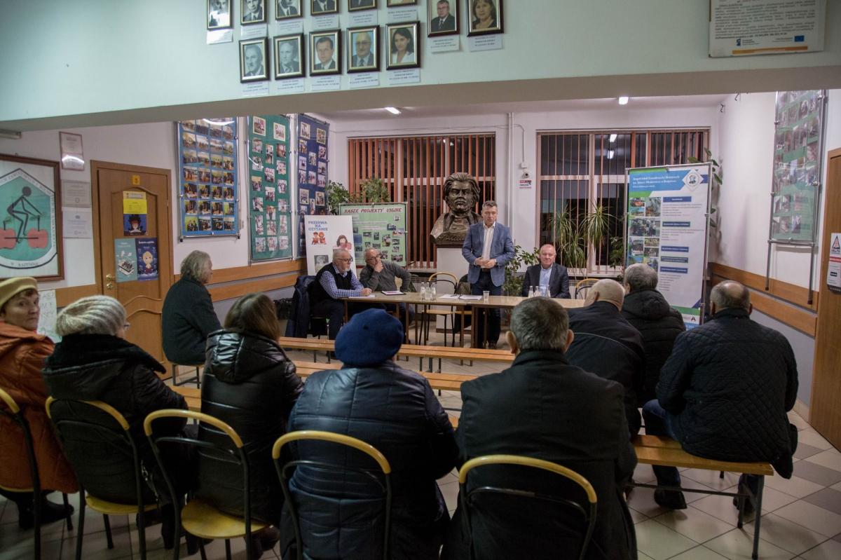 Jednym z tematów spotkania z mieszkańcami osiedla nr 2 były sygnały dotyczące uwag odnośnie stanu dróg po remontach przeprowadzonych w tej części miasta.<br/>fot.UM Radymno