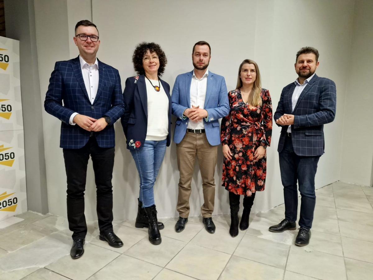Nowo wybrane władze zarządu regionalnego Partii Polska 2050 Szymona Hołowni na Podkarpaciu. Od lewej: Łukasz Skóra (sekretarz), Elżbieta Burkiewicz (skarbnik), Bartosz Romowicz (przewodniczący), Beata Filipek i Krzysztof Stańko.<br/>fot.ze zbiorów własnych