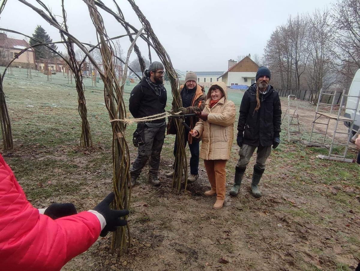Prosty pomysł wykorzystania witek wierzby, której na terenie regionu nie brakuje, okazał się strzałem w dziesiątkę. Do budowy wierzbowego azylu z marszu zgłosiło się 15 chętnych osób. W tajniki wznoszenia wierzbowej konstrukcji wprowadzili je Adam i Wojtek z ŻyWej Pracowni z Krakowa, którzy czuwali 