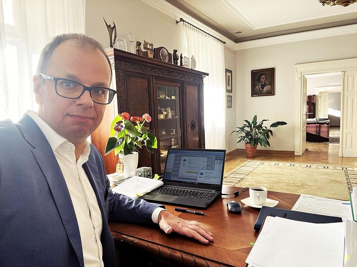 8 grudnia br. prezydent Wojciech Bakun pojawił się w pracy. Zza prezydenckiego biurka napisał m.in.: „Mówili: proszę dać sobie czas, złapać oddech po szpitalu, nie spieszyć się z powrotem w wir obowiązków, ale ja chyba nie do końca potrafię (…)”.<br/>fot.ze zbiorów Wojciecha Bakuna