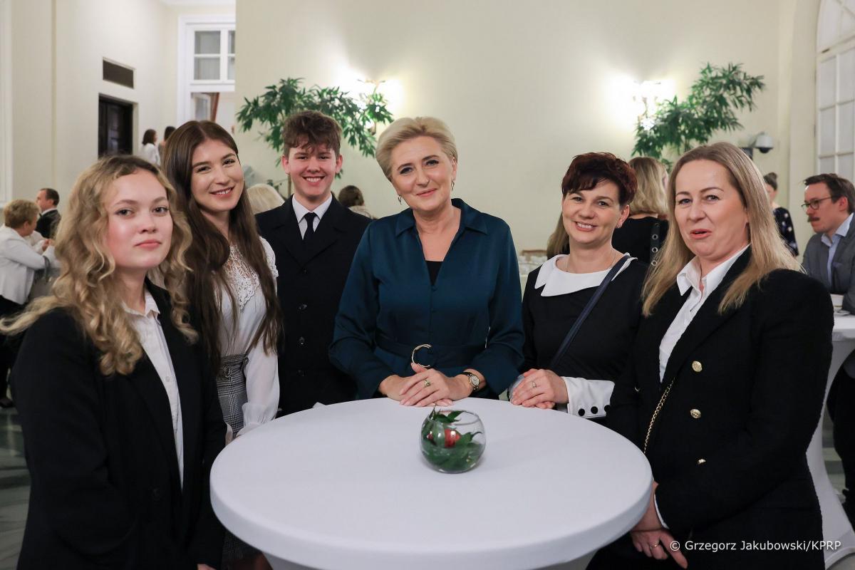 Reprezentacja Zespołu Szkół im. gen. Józefa Kustronia w Lubaczowie z Pierwszą Damą Agatą Kornhauser-Dudą.fot.Grzegorz Jakubowski | KPRP