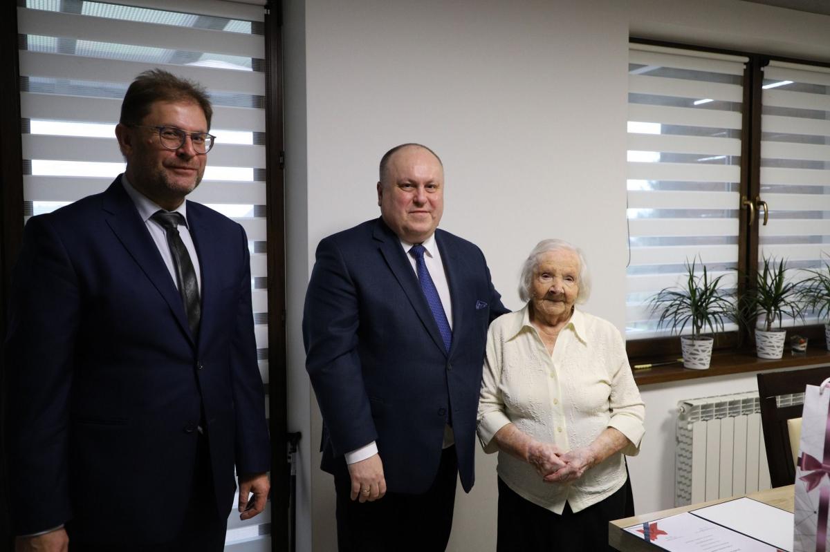 Mieszkankę Przeworska Józefę Kamecką w 100. rocznicę urodzin odwiedzili burmistrz miasta Leszek Kisiel (w środku) oraz kierownik Urzędu Stanu Cywilnego w Przeworsku Robert Dybaś.<br/>fot.UM Przeworsk
