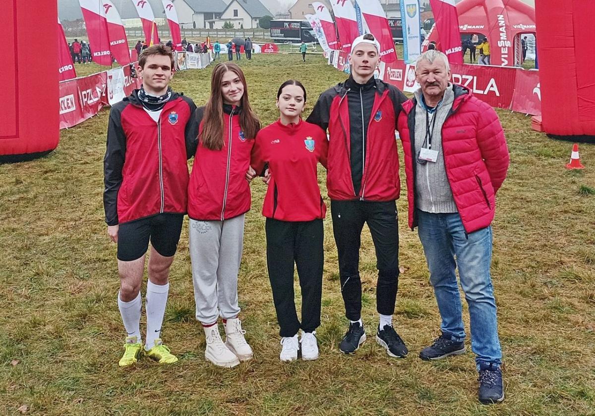 Ekipa UKS Tempo 5 Przemyśl podczas zawodów w Olesnie. Od lewej: Piotr Bereźnicki, Anna Procyk, Julia Błaszczak, Adrian Pempuś i trener Krzysztof Sugier.<br/>fot.ze zbiorów własnych