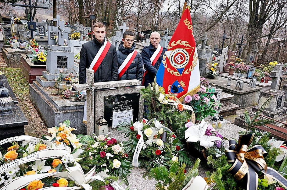 W ceremonii pogrzebowej wzięli udział m.in. członkowie MKS Polonia Przemyśl z pocztem sztandarowym.<br/>fot.Stanisław Szarzyński
