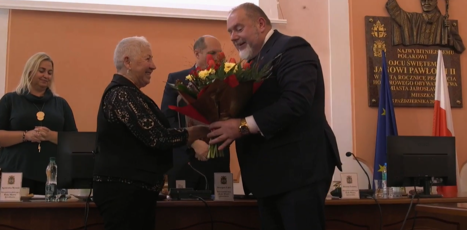 Burmistrz Waldemar Paluch wręczył kwiaty i podziękował Zofii Michniewicz za jej zasługi.<br/>fot.posiedzenia.pl