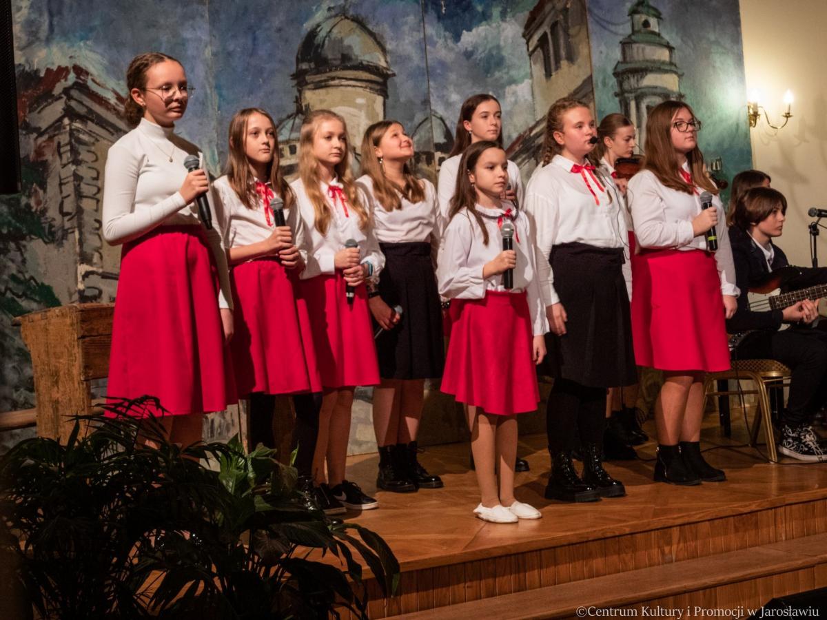 Spektakl „Orlęta Lwowskie” to występy wokalne, muzyka na żywo oraz krótkie scenki aktorskie. Zdolni uczniowie skłonili publiczność do wzruszeń i refleksji.<br/>fot.CKiP Jarosław