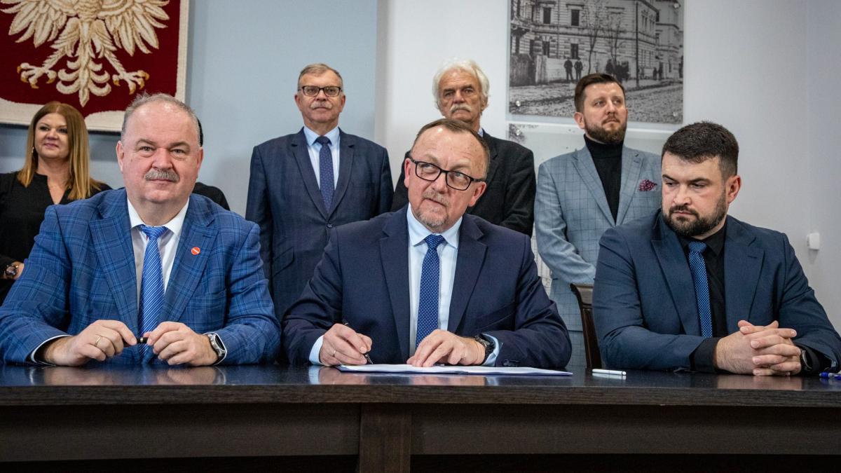 Uroczyste podpisanie umowy odbyło się w sali narad Starostwa Powiatowego w Jarosławiu. Na zdjęciu wicemarszałek województwa Piotrem Pilchem oraz 
 starosta Stanisławem Kłopotem<br/>fot.powiat jarosławski