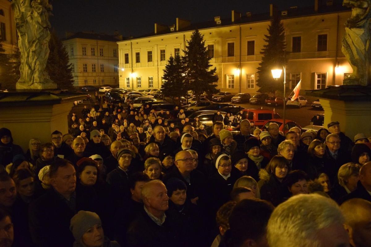 Na uroczyste adwentowe nieszpory i mszę świętą przybyli wierni z całego miasta.<br/>fot.Telewizja FARA